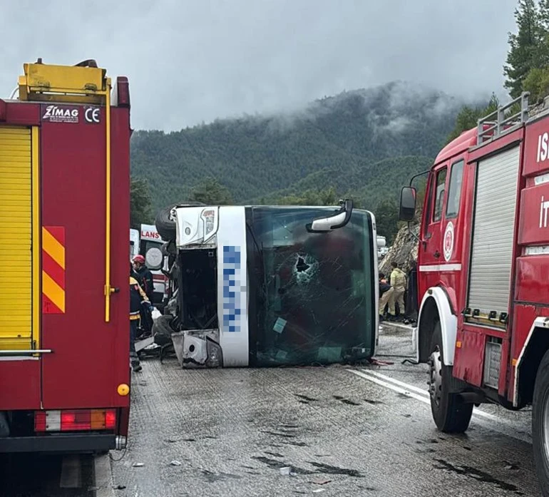 Yolcu otobüsü devrildi: 1 ölü, 7 yaralı
