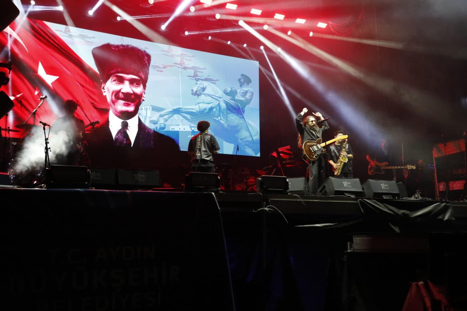 Aydınfest Gençlik Festivali’nin ilk gününde 70 bin Aydınlı doyasıya eğlendi