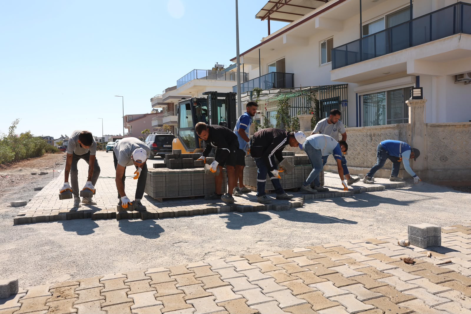 Didim Belediyesi parke taşı döşeme çalışmalarını sürdürüyor