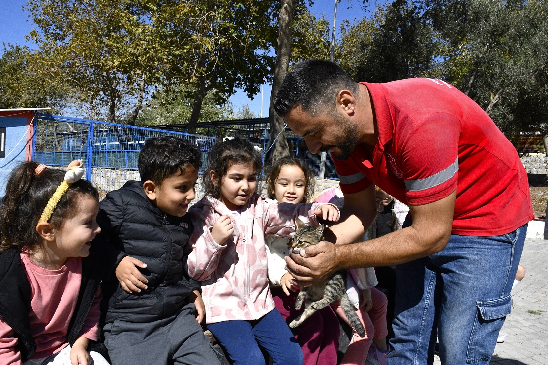 Kuşadası’nda öğrencilerden can dostlara anlamlı ziyaret