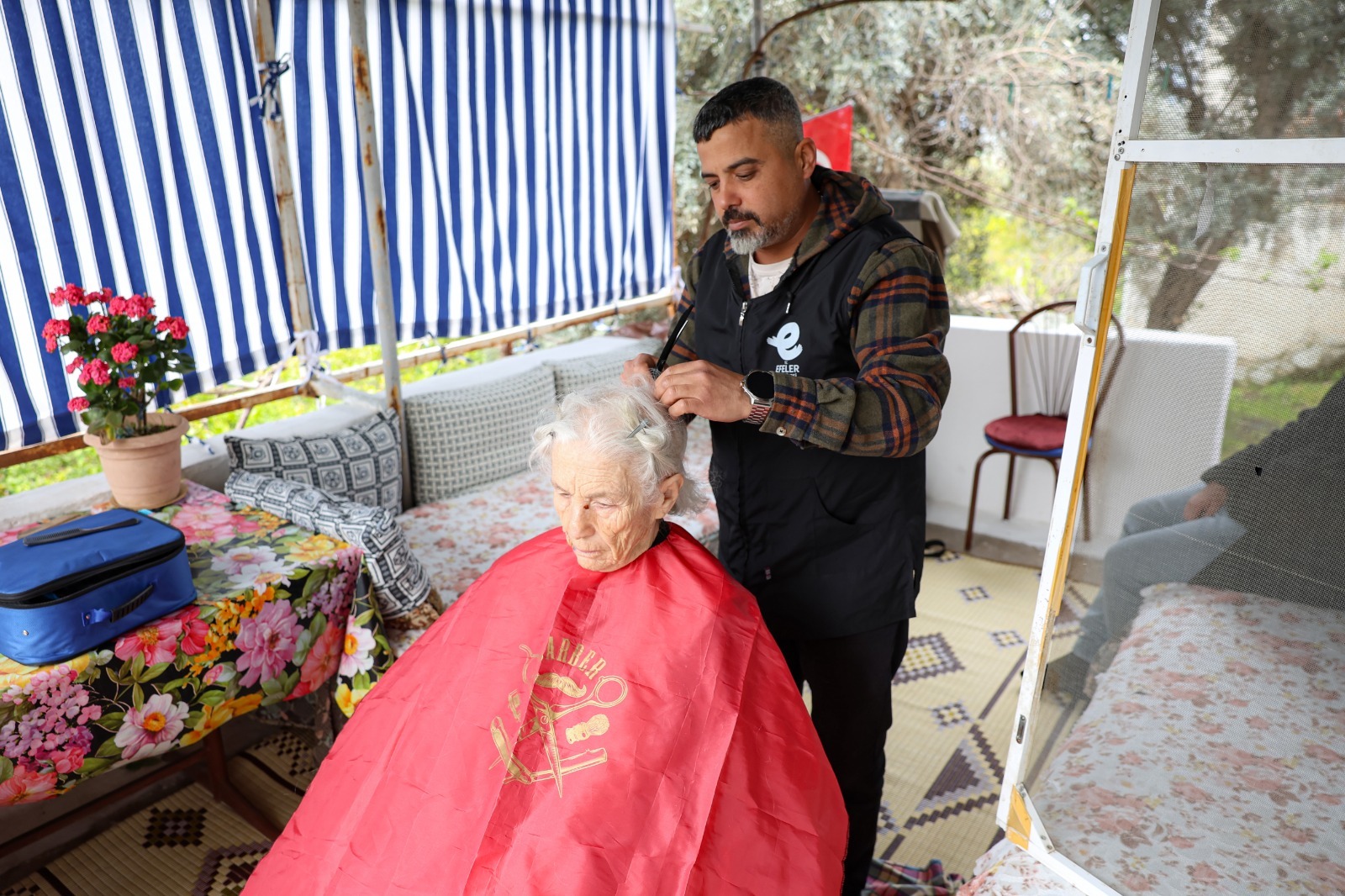 Başkan Yetişkin’le Efeler’de dayanışma zinciri büyüyor