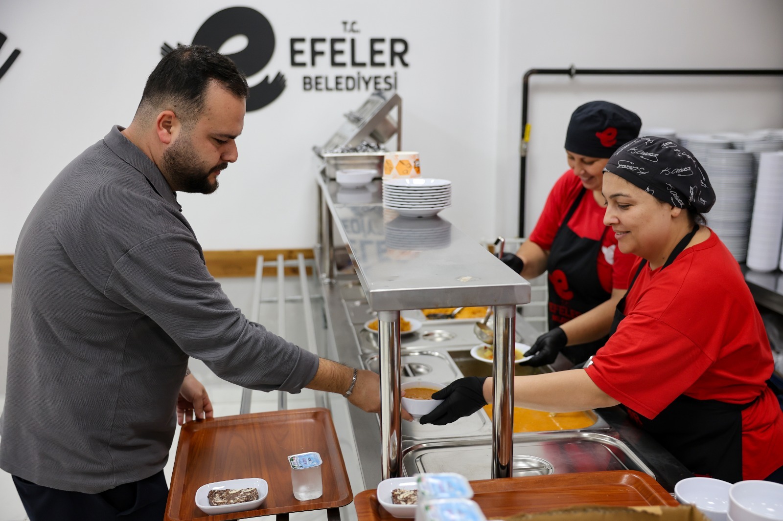Efeler’in halk sofrası misafirlerini ağırlamaya devam ediyor