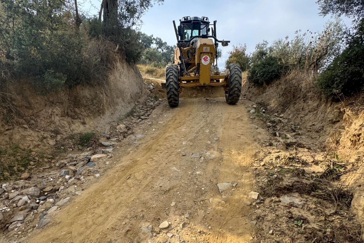 Efeler’de hasar gören tarım arazi yolları açılıyor
