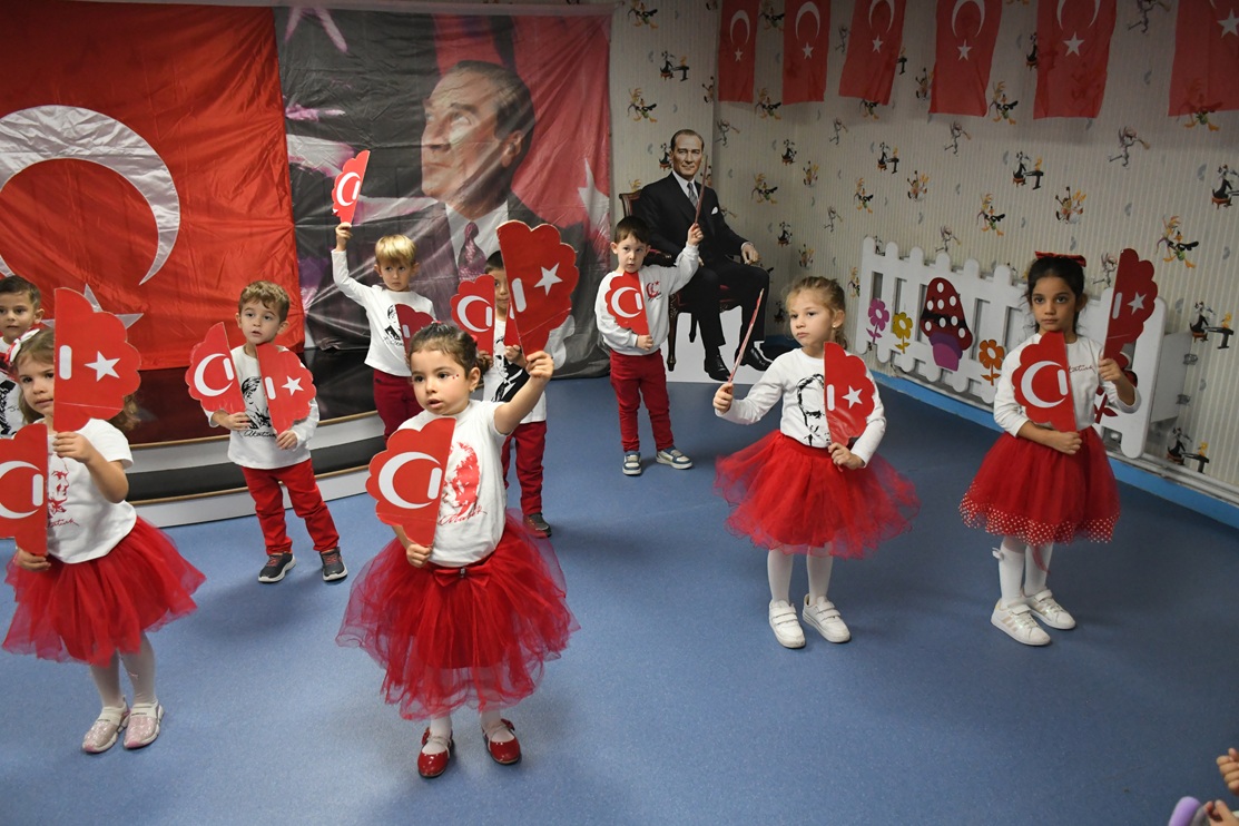 Kuşadası’nda minik kalpler cumhuriyet için attı