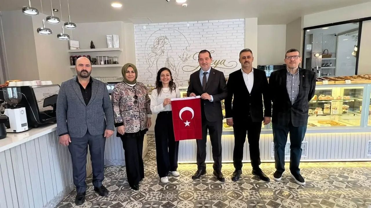 AK Parti Efeler’den esnafa bayrak hediye etti