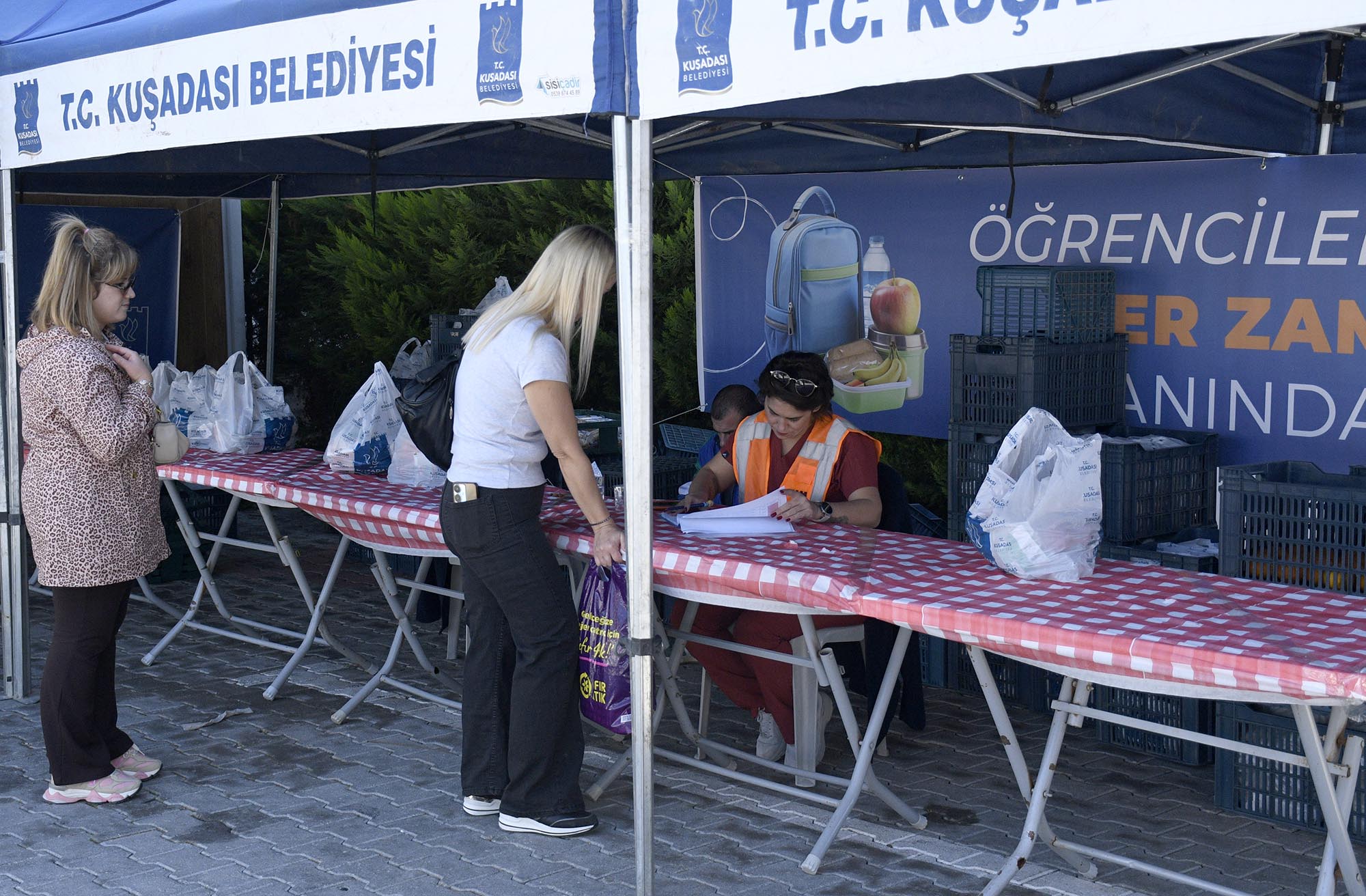 Kuşadası Belediyesi’nden 1400 çocuğa haftalık beslenme desteği