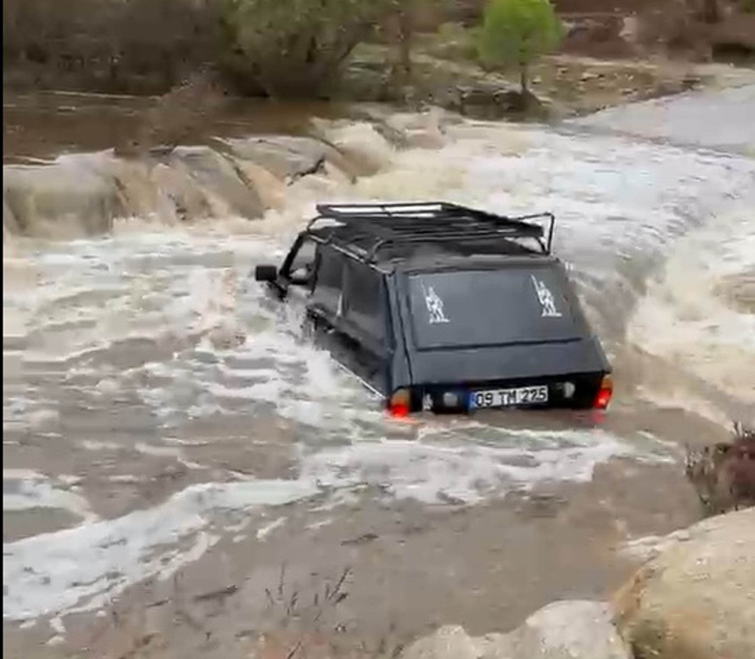 Aydın’da otomobil sele kapıldı
