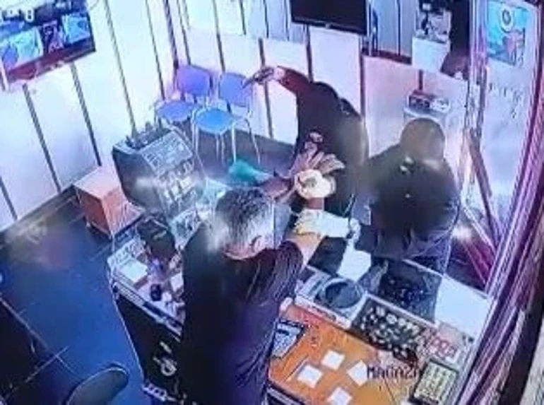Kuyumcu dükkanında silahlı ve gazlı soygun: 5.6 milyon liralık altınla kaçtılar